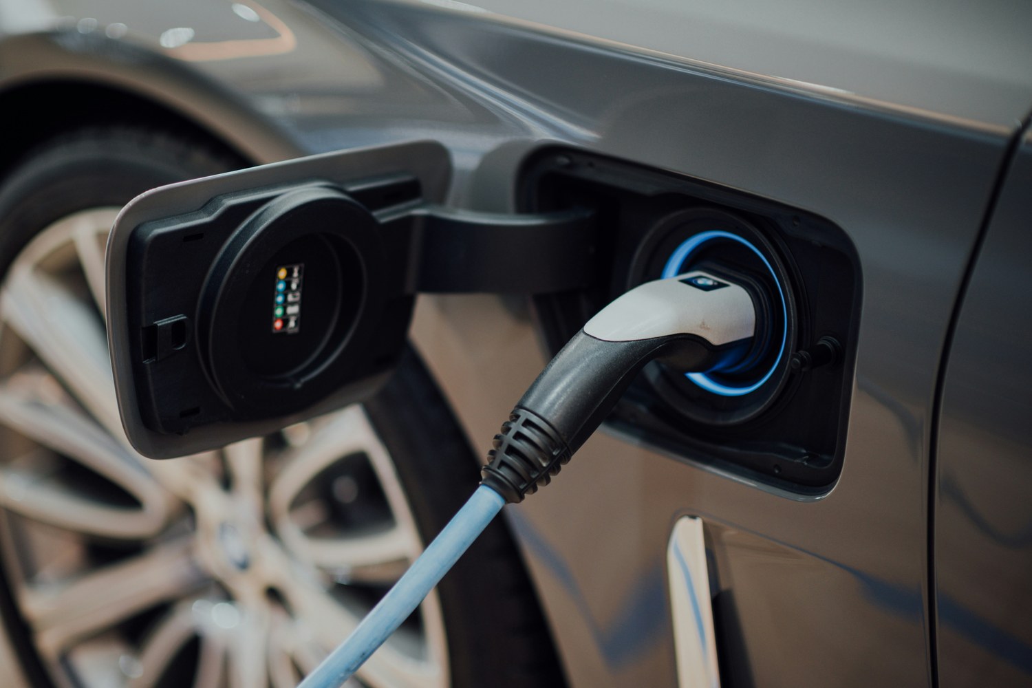 Véhicule électrique branché sur une borne de recharge publique