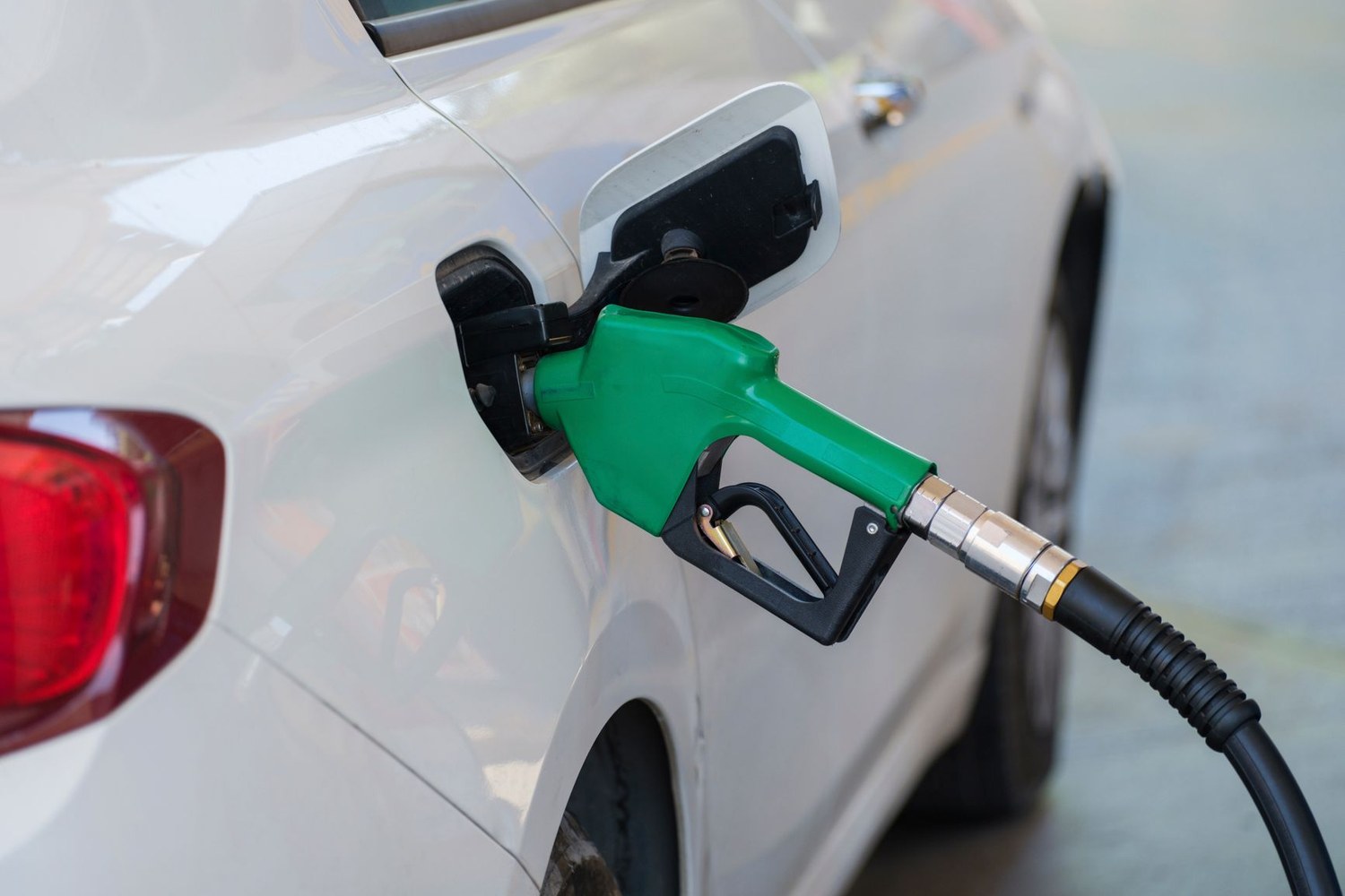 Ravitaillement en carburant d’un véhicule à la pompe dans une station-service