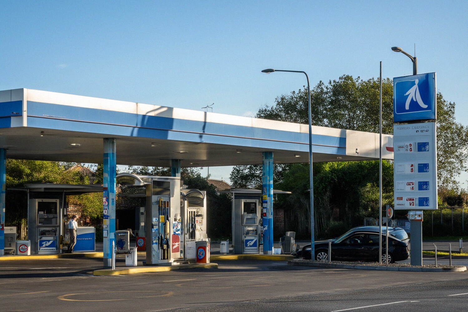 Pistes de distribution et pompes à carburant dans une station-service en journée