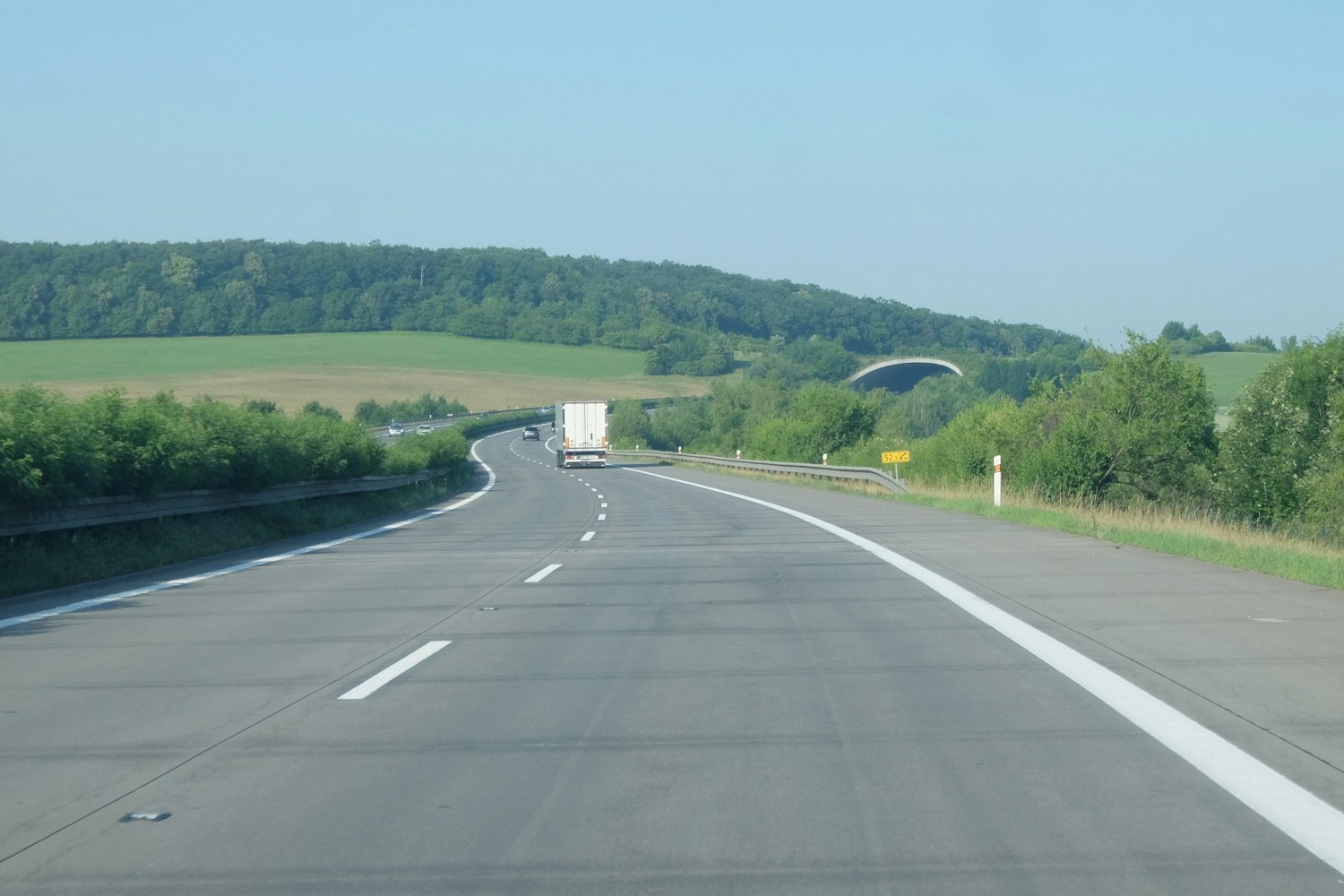 Poids lourd de transport de marchandises circulant sur une autoroute européenne
